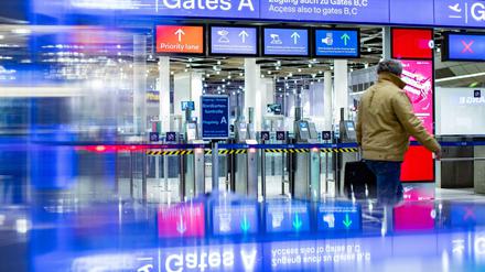 Der geschlossene Eingang der Sicherheitskontrolle am Flughafen Düsseldorf