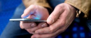 Smartphone-Nutzer in einer S-Bahn (Symbolbild)