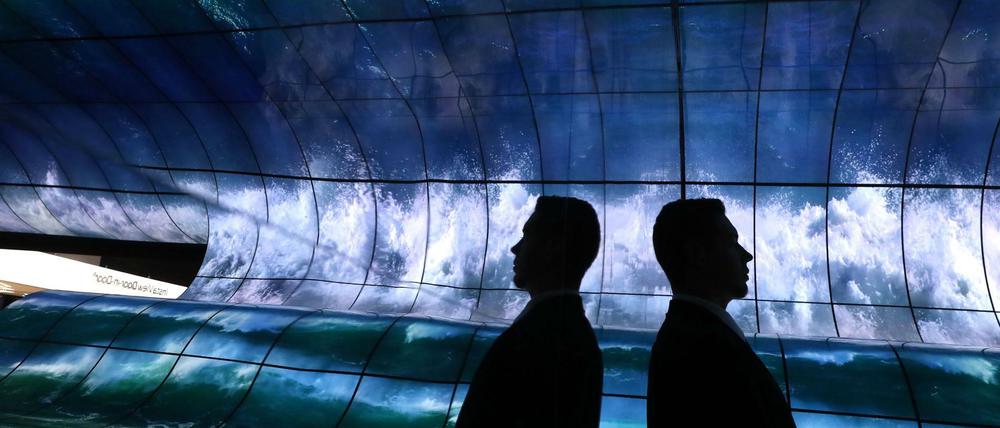 Hingucker: Auf der CES hat der koreanische Hersteller LG rund 250 krümmbare OLED-Fernsehbildschirme zu einer Wand zusammengeschaltet.