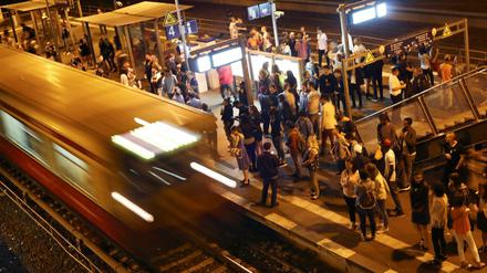 Unter der Bahnbrücke an der Warschauer Straße soll es im Mai zu einem brutalen Übergriff gekommen sein.