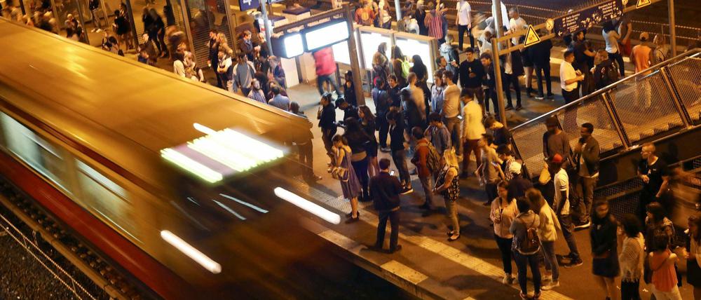 Unter der Bahnbrücke an der Warschauer Straße soll es im Mai zu einem brutalen Übergriff gekommen sein.