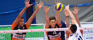 Hände hoch. Berlins Benjamin Patch (l.) und sein Teamkollege Jeffrey Jendryk sind zwei der vielen Neuzugänge bei den Volleys.