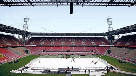Eishockey im Freien. Die Kölner Haie trainieren im Kölner Fußballstadion. Dort findet am Sonnabend das sogenannte „Winter Game“ der DEL statt.
