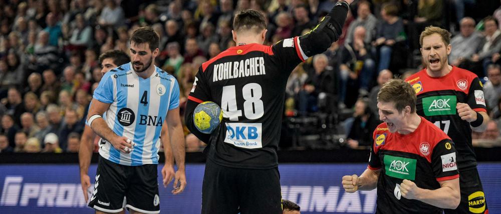 Auf dem Boden der Tatsachen: Deutschlands Abwehrchef Finn Lemke (2. von rechts) bejubelt eine gelungene Aktion.