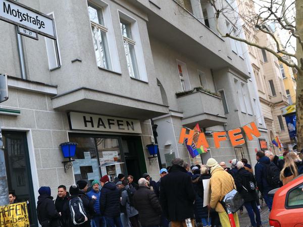 Unterstützer vor der von Schließung bedrohten Traditionsbar "Hafen" im Regenbogenkiez, Motzstraße in Berlin-Schöneberg.
