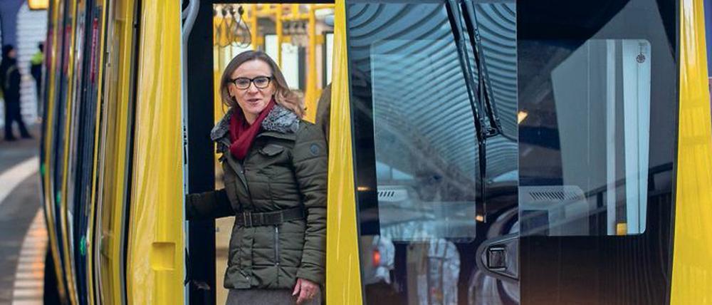 Die BVG-Vorstandsvorsitzende Sigrid Evelyn Nikutta in einer U-Bahn.