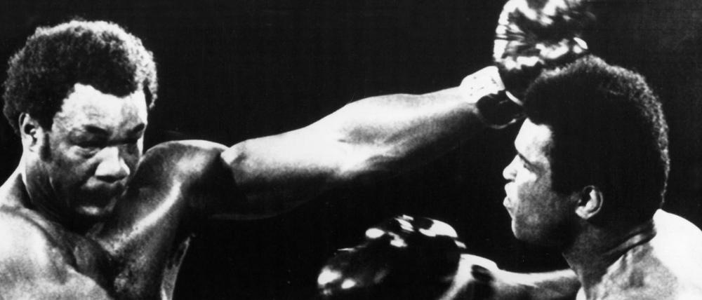 Rumble in the Jungle. Am 30.10.1974 boxt George Foreman (links) gegen Muhammad Ali in Kinshasa, früher Zaire, heute Kongo. 