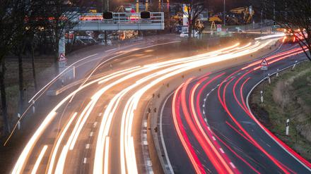 Autos fahren auf der Bundesstraße B6 in der Region Hannover vorbei an einem Streckenradar 