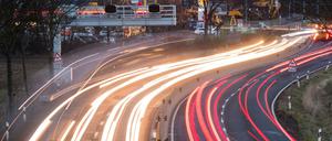 Autos fahren auf der Bundesstraße B6 in der Region Hannover vorbei an einem Streckenradar 
