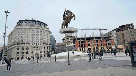 Auf dem Plostad Makedonija reckt Alexander der Große sein Schwert in den Himmel.