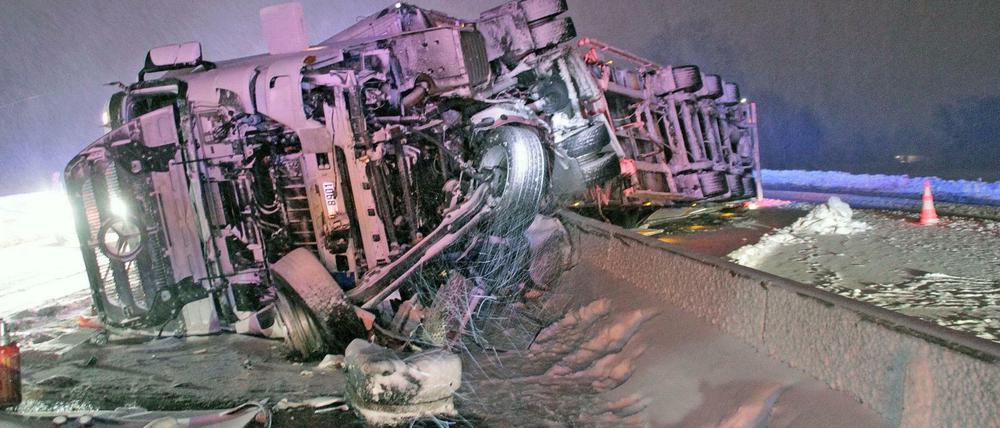 Umgestürzter LKW auf der Autobahn 8 in der Nähe von Bernau