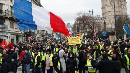 Teilnehmer einer "Gelbwesten"-Demonstration marschieren durch Paris. 