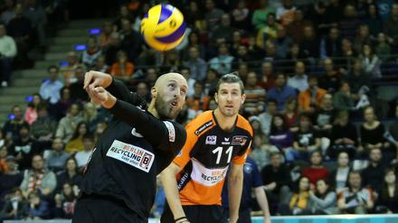 Berlins Dustin Watten (vorne) und Adam White stellten die Weichen auf Sieg.