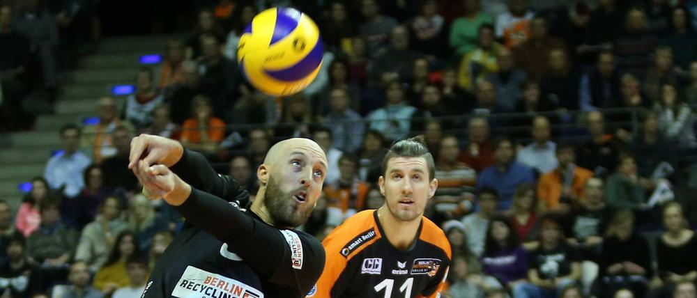 Berlins Dustin Watten (vorne) und Adam White stellten die Weichen auf Sieg.