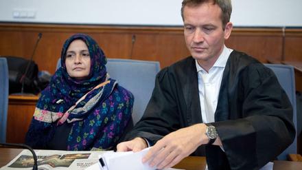 Hinterbliebene und Klägerin: Saaeda Khatoon, hier beim Gerichtstermin in Dortmund mit ihrem Berliner Anwalt Remo Klinger, verlor ihren 18-jährigen Sohn, als die Fabrik in Karatschi abbrannte.