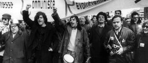Studentenführer Rudi Dutschke (M, mit erhobener Faust) sowie der Schriftsteller Erich Fried (li.) marschieren am 18. Februar 1968 in Berlin an der Spitze eines Demonstrationszuges gegen den Vietnamkrieg. 