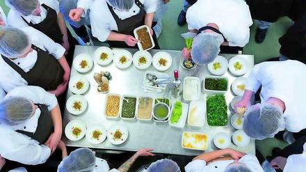 Kreativarbeit. In der Lehrwerkstatt wird probiert, kombiniert, sollen Mitarbeiter und Auszubildende auf neue Dessertideen kommen. Teamwork – wie alles bei Patisserie Walter. 