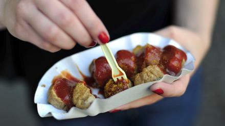 Die Currywurst feiert Jubiläum - und bekommt eine Gedemedaille gewidmet.