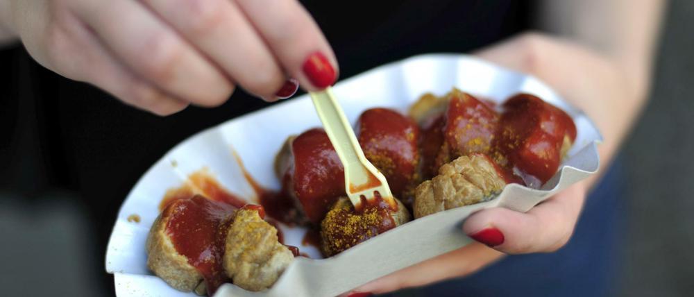 Die Currywurst feiert Jubiläum - und bekommt eine Gedemedaille gewidmet.