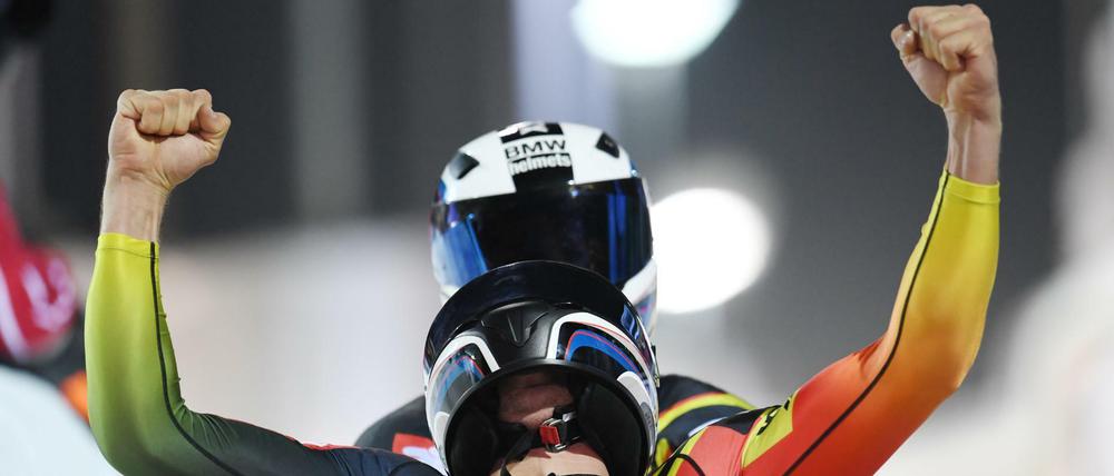 Europäische Champions. Die deutschen Bobfahrer um Johannes Lochner fahren jubelnd ins Ziel ein.