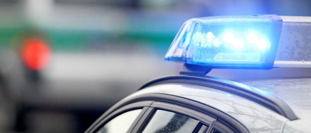 Blaulichter von Polizeifahrzeugen (Symbolbild).