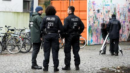 Polizisten sichern den Ort, an dem Frank Magnitz in Bremen angegriffen wurde. 