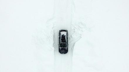 Kein Weg nirgends. Ein Auto fährt über eine verschneite Straße in der Nähe von Untertauern.