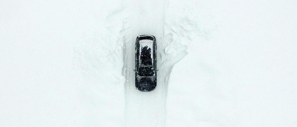Kein Weg nirgends. Ein Auto fährt über eine verschneite Straße in der Nähe von Untertauern.