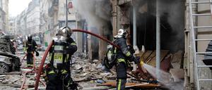Feuerwehrleute löschen den Brand nach einer Detonation in einer Pariser Bäckerei.