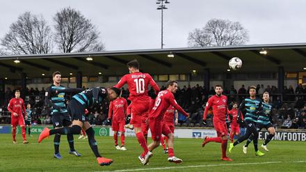 Schöner Schluss. Davie Selke trifft per Kopf zum 4:1-Endstand.