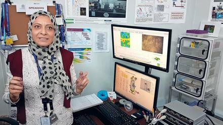 Strahlefrau. Die ägyptische Biophysikerin Gihan Mohamed Kamel ist im jordanischen Teilchenbeschleuniger Sesame für die „Beamlines“ zuständig. Über diese Strahlrohre wird das Licht aus dem Beschleuniger auf die Untersuchungsobjekte gelenkt. 