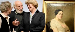 Kulturstaatsministerin Monika Grütters (r) mit den Mandel-Erben Mercedes Estrada und Wolfgang Kleinertz.