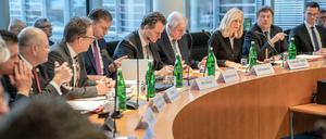 Andrea Lindholz (CSU, 4.v.r.) spricht zu Beginn der Sondersitzung des Innenausschusses im Bundestag zum Datendiebstahl.