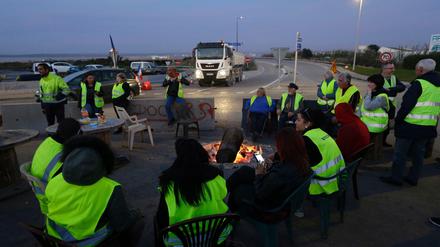 Die "Gelbwesten" blockieren immer wieder Straßen - wie hier in Frankreich. 