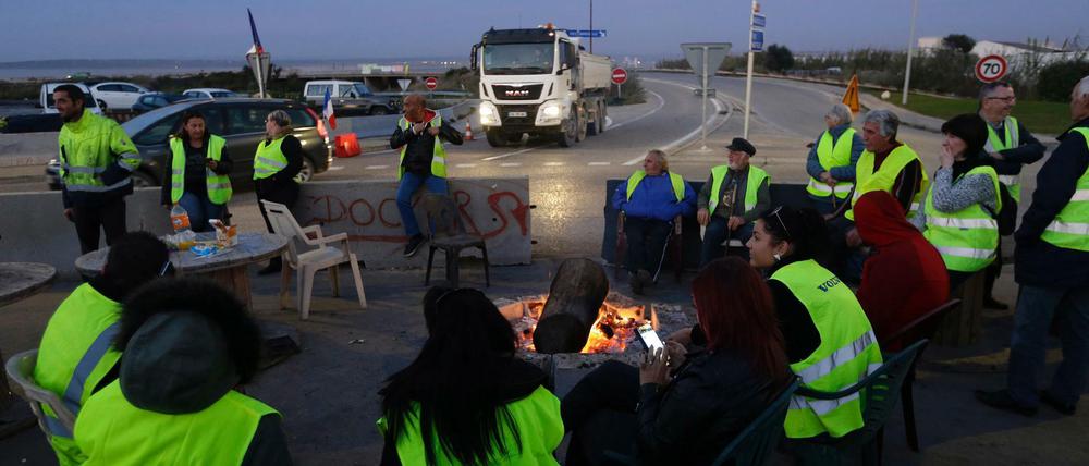 Die "Gelbwesten" blockieren immer wieder Straßen - wie hier in Frankreich.