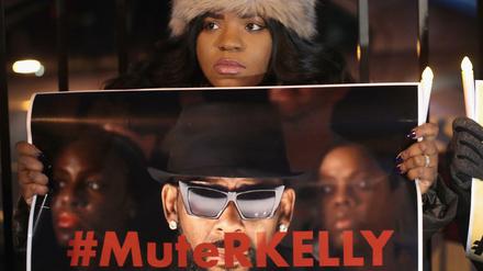 Proteste gegen R. Kelly vor seinem Studio in Chicago.