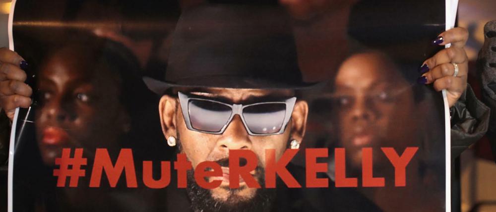 Proteste gegen R. Kelly vor seinem Studio in Chicago.