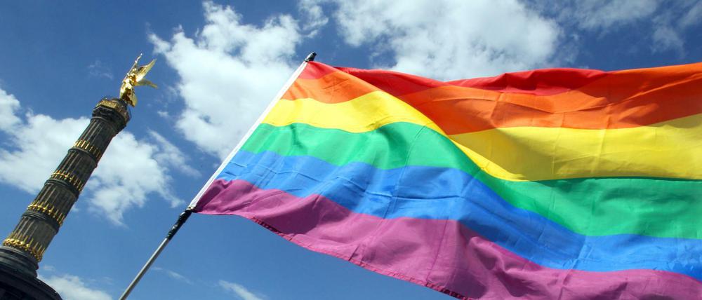 Die Regenbogenfahne weht am 22.06.2013 während des Umzugs zum Christopher Street Day (CSD) vor der Siegessäule in Berlin.