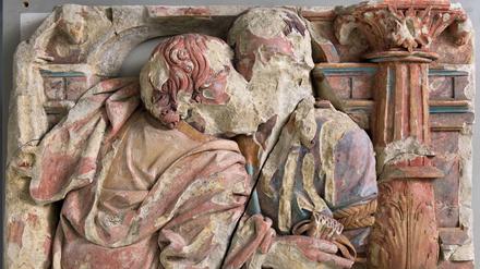 Ein zerstörtes Relief des Judaskusses aus der Dorfkirche von Doorn (1510-1530) illustriert die Macht des Bildersturms. 