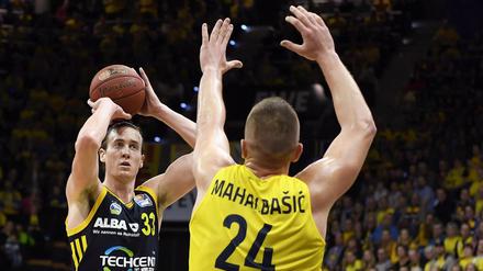 Hatte öfter die Oberhand. Albas Center Dennis Clifford (l.) im Duell mit Rasid Mahalbasic. 