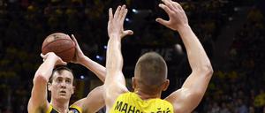 Hatte öfter die Oberhand. Albas Center Dennis Clifford (l.) im Duell mit Rasid Mahalbasic. 