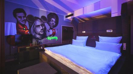 Ironische Street-Art auf dem Zimmer. Das gewaltige Kopfteil des Bettes lässt sich per Knopf in Schwarzlicht tauchen.