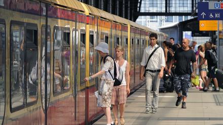 Eine S-Bahn der Linie 5 im Bahnhof Friedrichstraße in Berlin auf das Einsteigen der Fahrgäste.