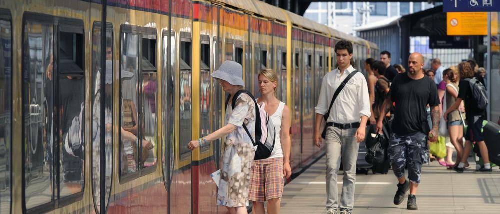 Eine S-Bahn der Linie 5 im Bahnhof Friedrichstraße in Berlin auf das Einsteigen der Fahrgäste.