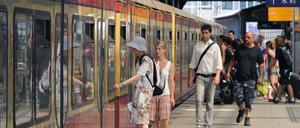 Eine S-Bahn der Linie 5 im Bahnhof Friedrichstraße in Berlin auf das Einsteigen der Fahrgäste.