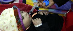 Kampf der Seuche. Ein an Cholera erkranktes Kind wird mit Medikamenten versorgt. 
