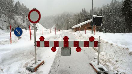 In der Nähe von Balderschwang sind mehrere Straßen wegen Lawinengefahr gesperrt. Nun hat eine Lawine ein Hotel getroffen.