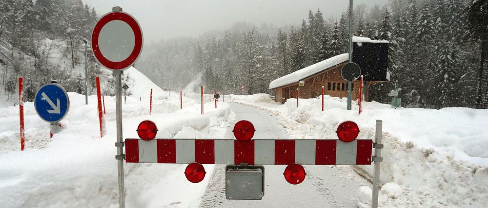 In der Nähe von Balderschwang sind mehrere Straßen wegen Lawinengefahr gesperrt. Nun hat eine Lawine ein Hotel getroffen.