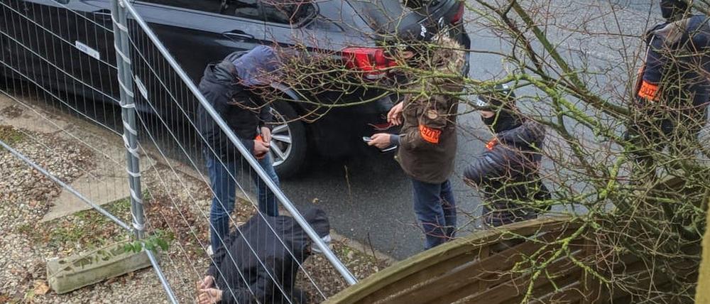 Polizisten in Mainz bei der Festnahme des Syrers.