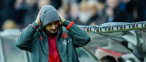 Auch ein gewohntes Hummels-Bild der Hinrunde: Wie er auf der Bank Platz nimmt.